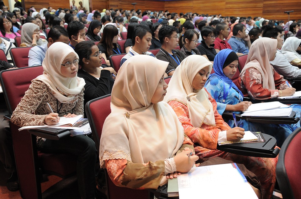 lecture-385357_960_720