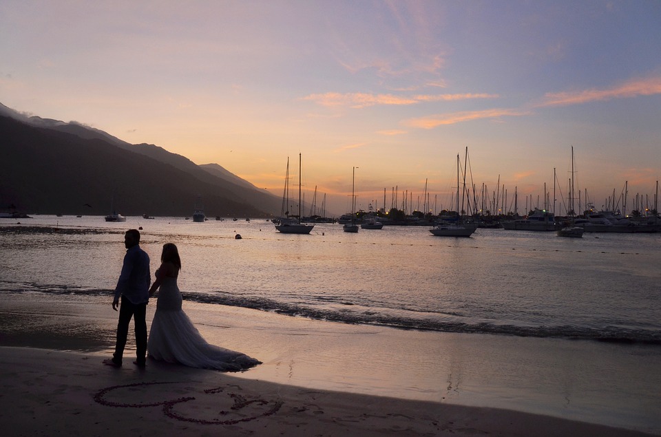 romantic-wedding-couple-1434873_960_720