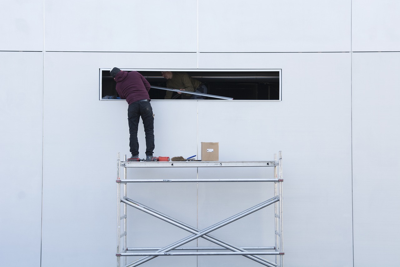 construction-workers-1715667_1280