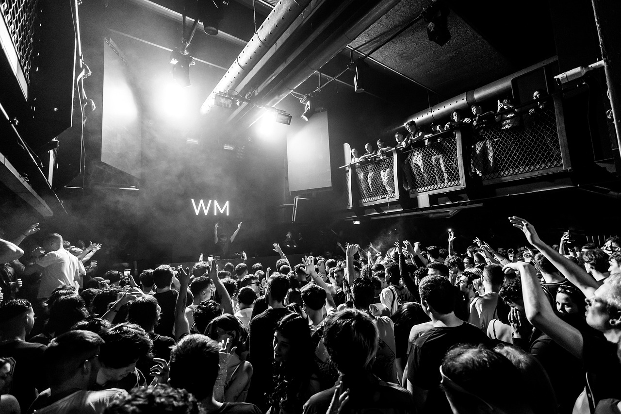 crowd-7896788_1280