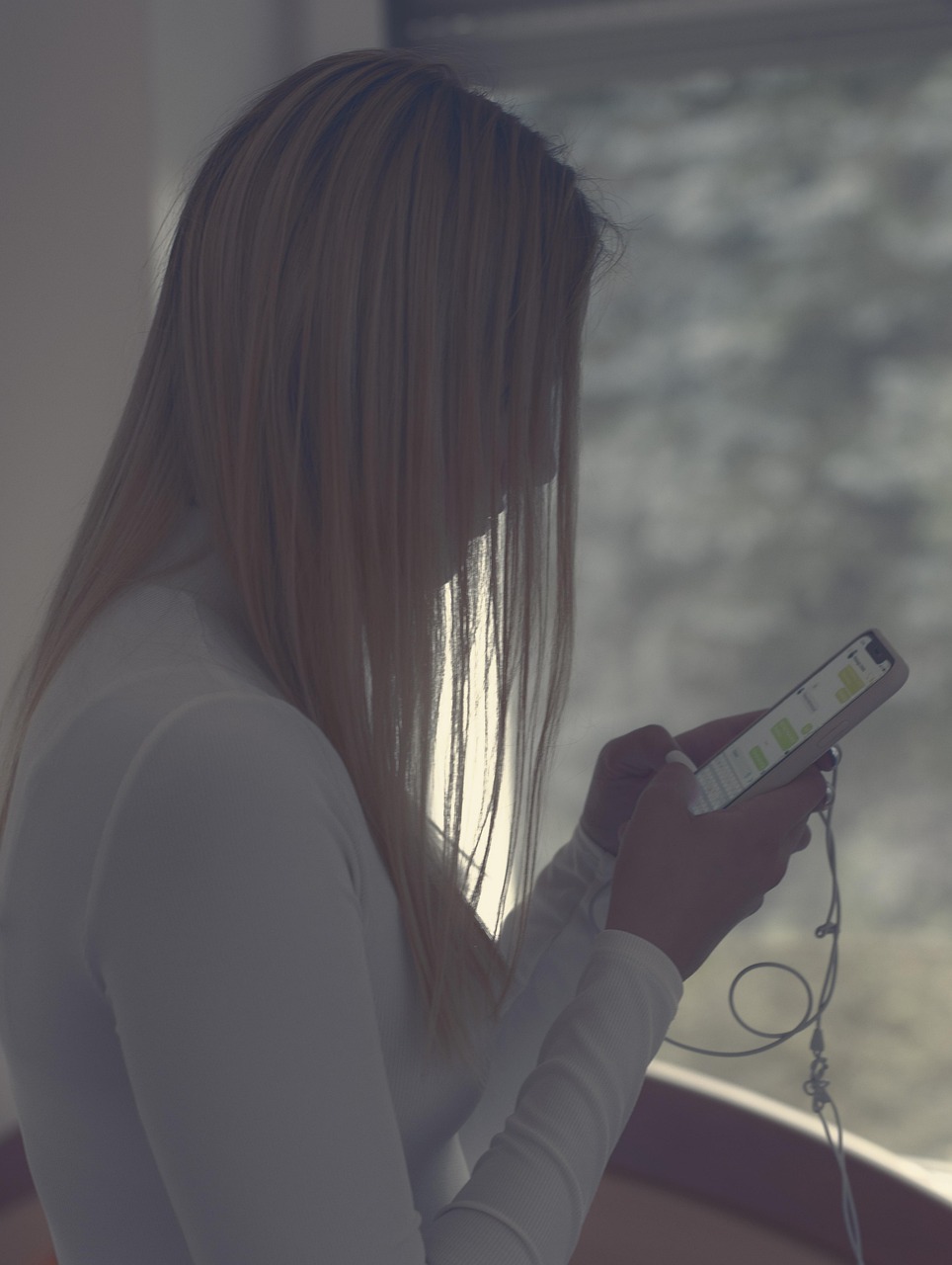 girl-with-phone-5374672_1280