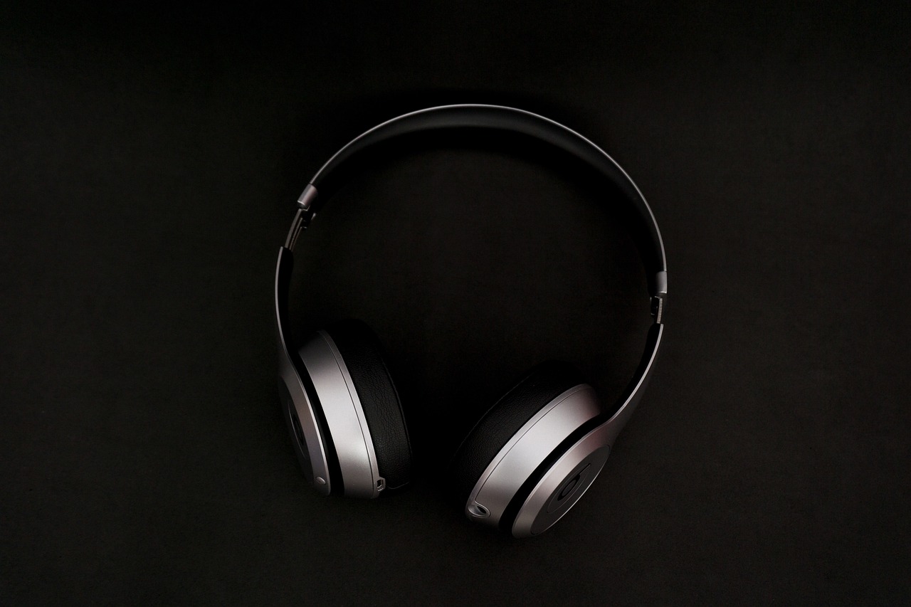 headphones-2588056_1280